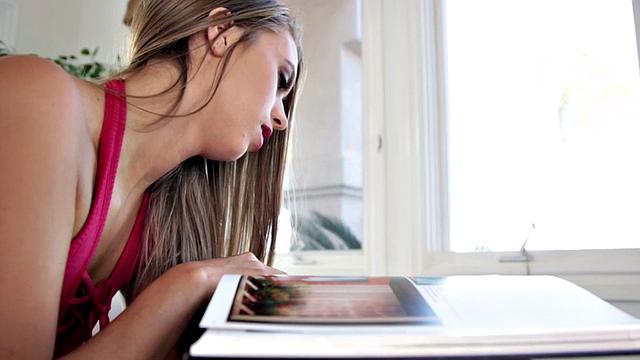 Discreet beauty blowing bf in kitchen before oral sex