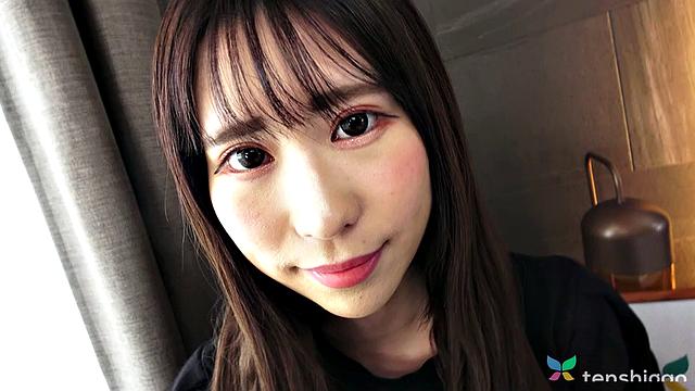 Sexy Miss Hitomi Kanzaki shows us her bikini body