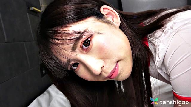 Sexy Miss Hitomi Kanzaki shows us her bikini body