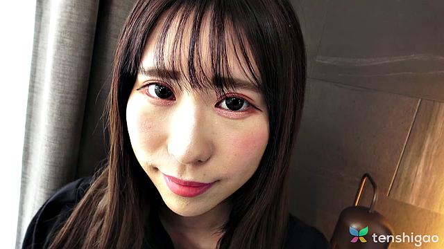 Sexy Miss Hitomi Kanzaki shows us her bikini body