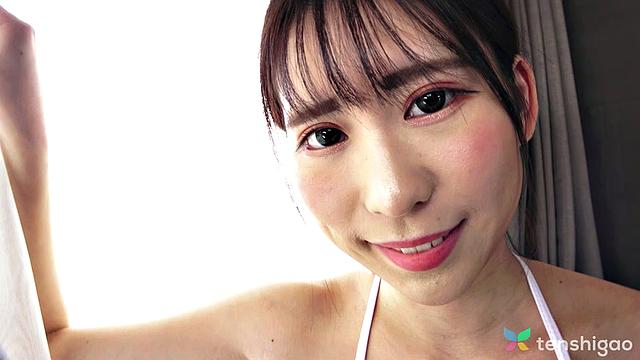 Sexy Miss Hitomi Kanzaki shows us her bikini body