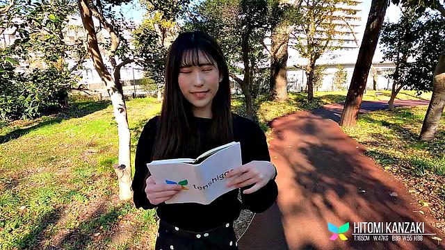 Sexy Miss Hitomi Kanzaki shows us her bikini body