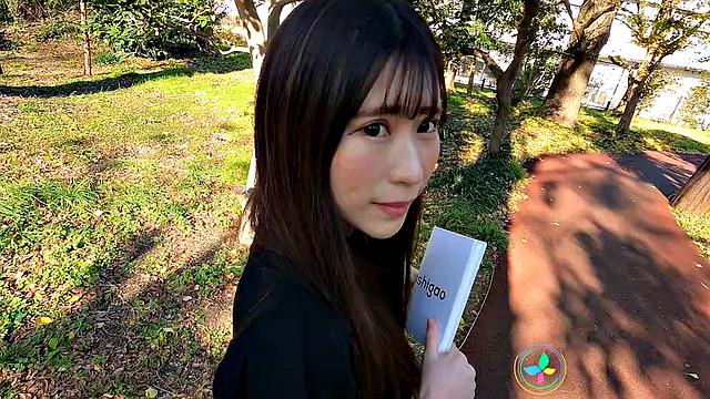 Sexy Miss Hitomi Kanzaki shows us her bikini body