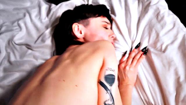 худая шалунья не заткнётся, пока её трахают pov