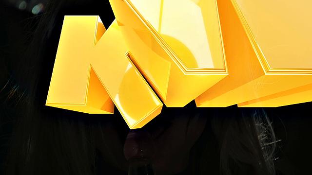 зрелая блондинка в латексе раздвигает ноги на кровати