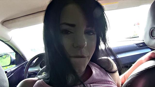 брюнетка в бейсболке трахается в машине раком и ловит сперму на лицо