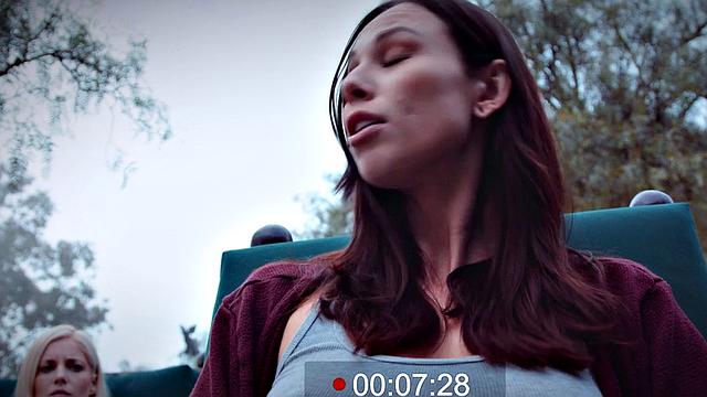 волосатая девятнадцатилетняя сдается под натиском ненасытной лесбиянки