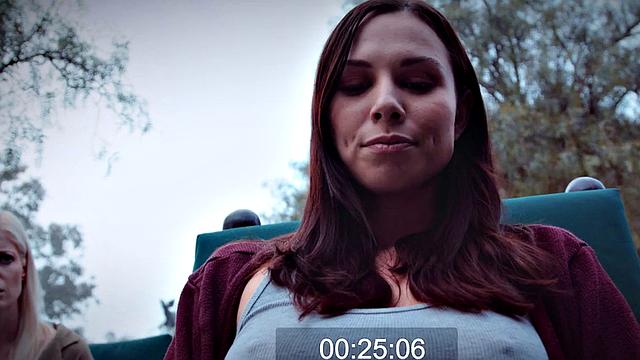 волосатая девятнадцатилетняя сдается под натиском ненасытной лесбиянки