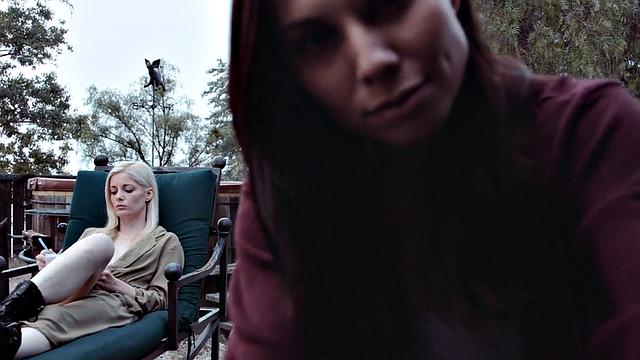 волосатая девятнадцатилетняя сдается под натиском ненасытной лесбиянки