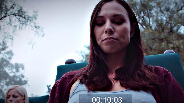 волосатая девятнадцатилетняя сдается под натиском ненасытной лесбиянки