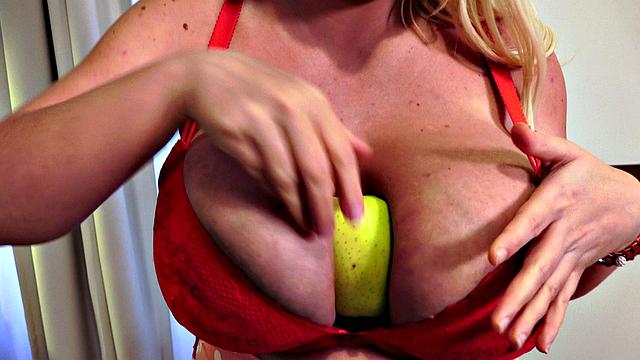 Snackin' With Cute Kitty