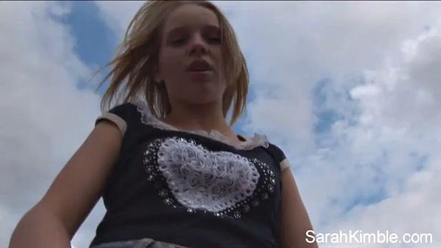 Сара Кимбл на пляже: показала всё и никого не стесняется, даже чайки одобрили шоу.