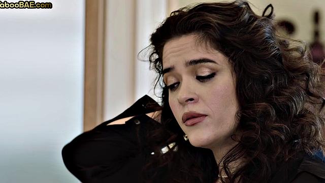 Secretary deepthroating lovers dick