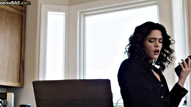 Секретарша устроила начальнику глубокий минет и скачет сверху