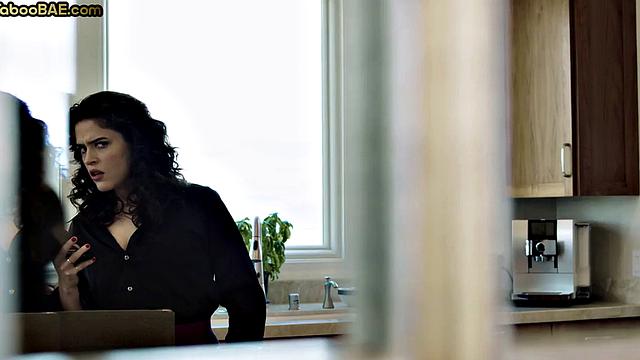 Секретарша устроила начальнику глубокий минет и скачет сверху