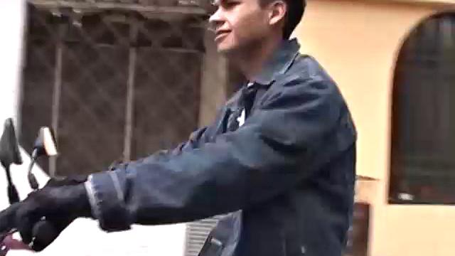 жаркий латинский красавец Сантьяго дрочит на байке