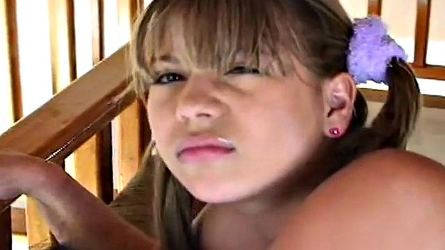 Малютка Бри (Бри) скачет на члене на природе