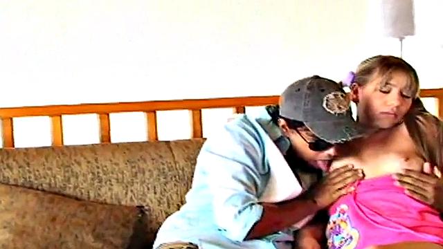 Малютка Бри (Бри) скачет на члене на природе