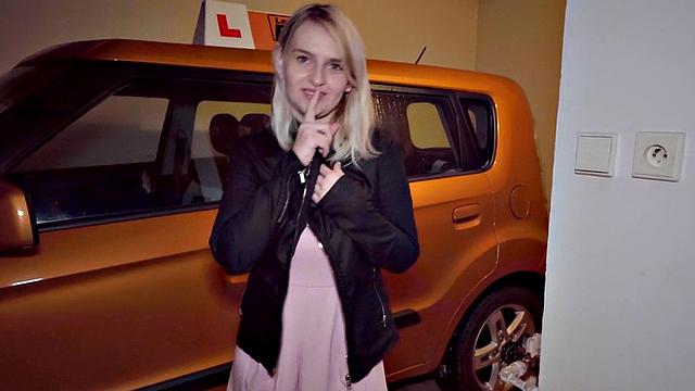 Соблазнительная в чулках жёстко трахается в машине после занятий