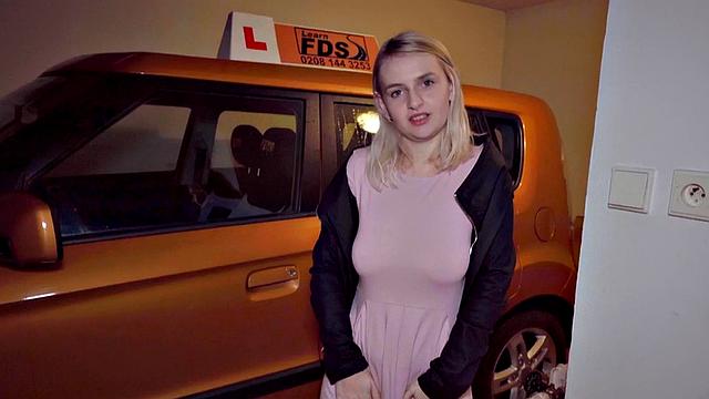 Driving babe in stockings gets pussybanged after class