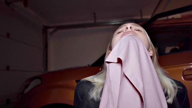 Driving babe in stockings gets pussybanged after class