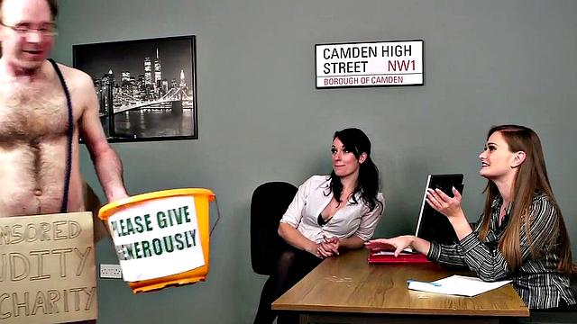 Офисные клуши дрочат счастливчику под столом, чтобы рабочий день не был скучным