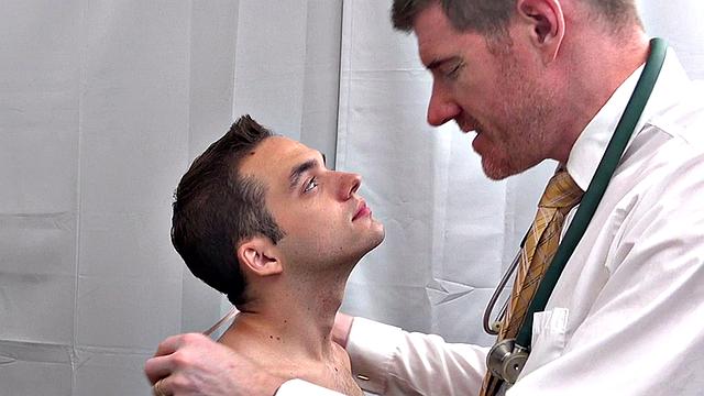 Доктор проводит техосмотр у карманного твинка по всем правилам