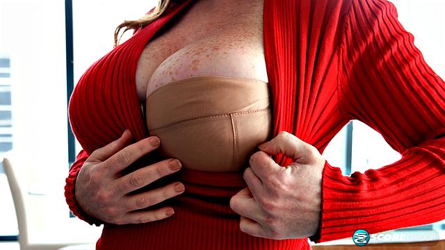 руа морриган трясёт грудями, красотка с юмором и формами для взрослых