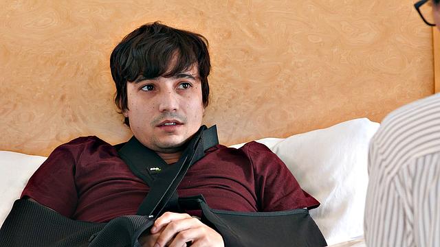 зрелая училка Дана Весполи дрочит толстый член Рики Спэниша рукой