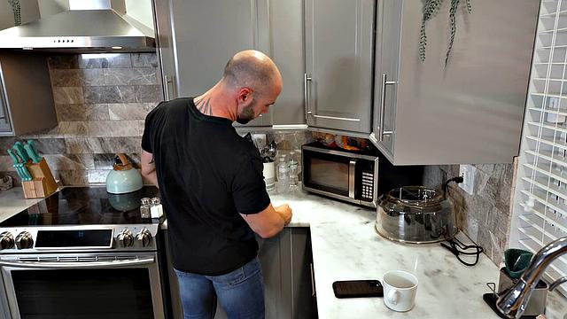 сводная сестра дразнит брата и получает жёсткий секс