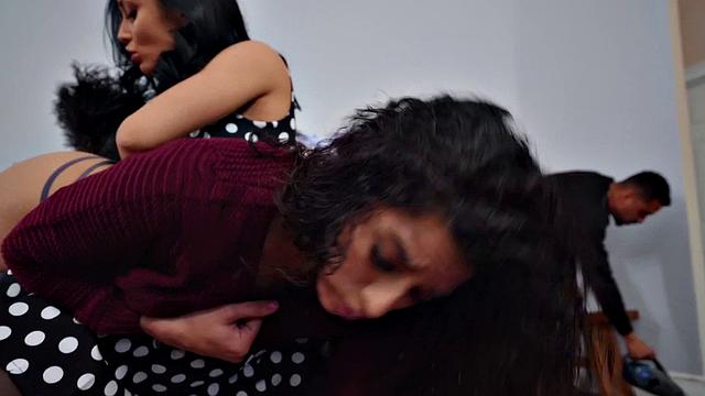 сексуальная мачеха страстно ласкает киску любовницы