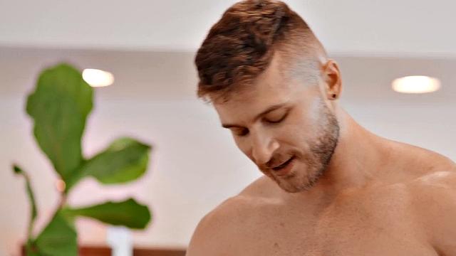 Amateur muscled jock barebacked by BF till cumshot