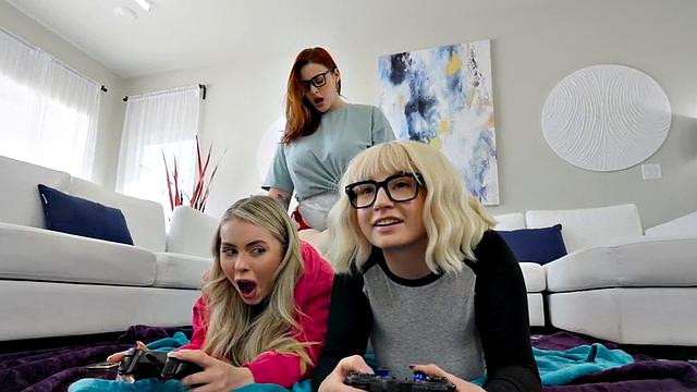 рыжая толстушка жёстко трахается с геймершей на страпоне