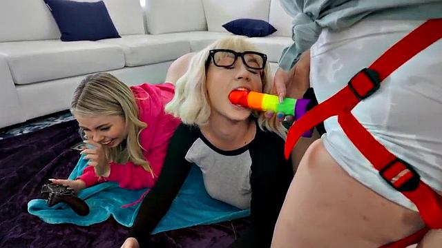 Gaming 21yo dyke pussyfucked by redhead plumper