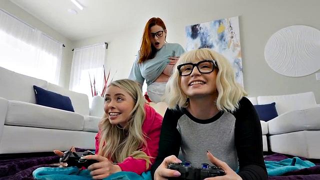 Gaming 21yo dyke pussyfucked by redhead plumper