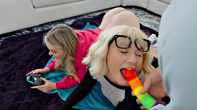 Gaming 21yo dyke pussyfucked by redhead plumper