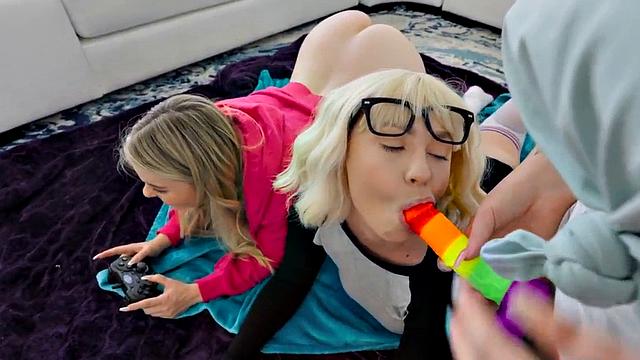 Gaming 21yo dyke pussyfucked by redhead plumper