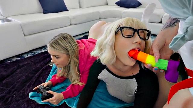 Gaming 21yo dyke pussyfucked by redhead plumper