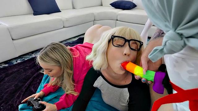 Gaming 21yo dyke pussyfucked by redhead plumper