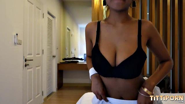 азиатская бомба с сочным телом и огромным членом заводит до предела