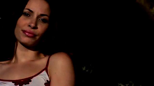 горячая лесбиянка на дереве заводит камеру на природе