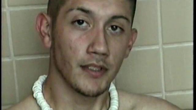 Итан скидывает напряжение на общественном толчке - вот такая разрядка