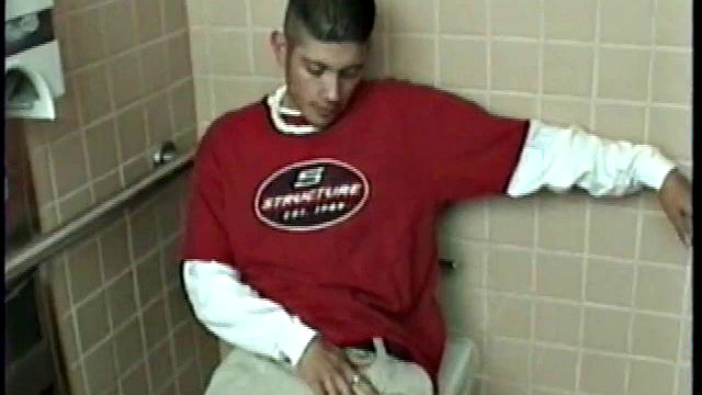 Итан скидывает напряжение на общественном толчке - вот такая разрядка