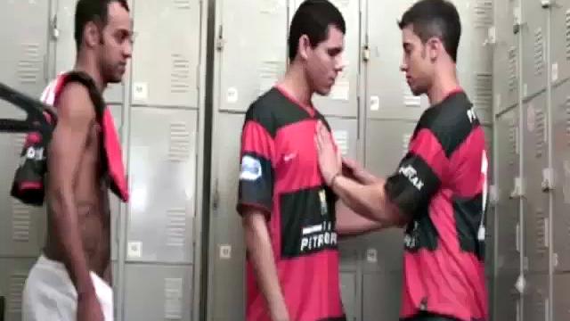 Tommy hooks up with Esteban Paes and Mateus Fogaca in a small locker room. Interaction focus on mutual pleasure.