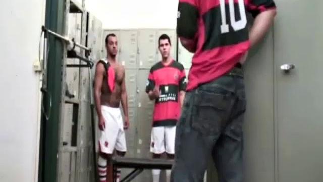 Tommy hooks up with Esteban Paes and Mateus Fogaca in a small locker room. Interaction focus on mutual pleasure.