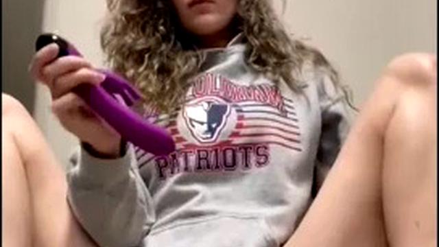 блондинка не сдерживается и трахается вибратором