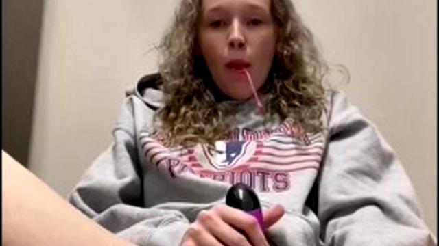 блондинка не сдерживается и трахается вибратором