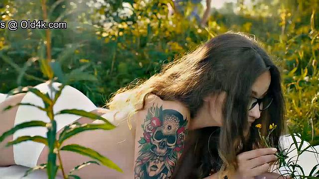 Nature lover with small waist is penetrated by old admirer