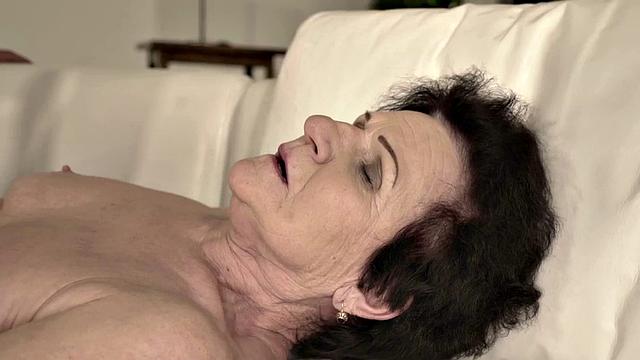 татуированная бабка катается на толстом члене в миссионере