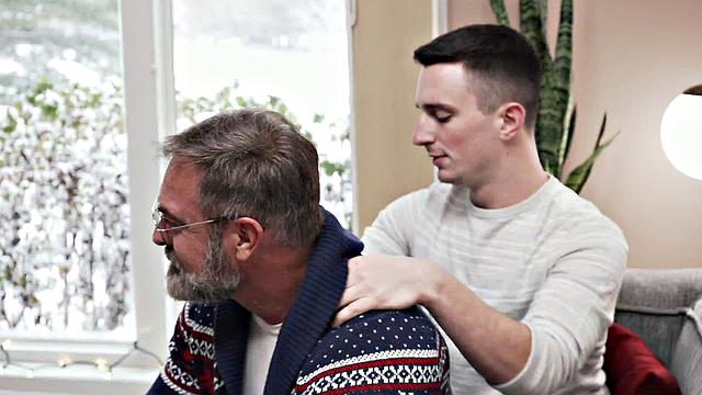 Смотри, как мохнатый медведь жарит по-праздничному без резинки